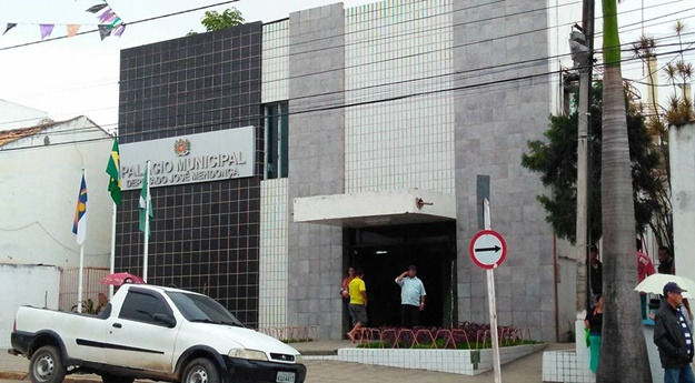 Prefeito de Belo Jardim é detido e levado para delegacia