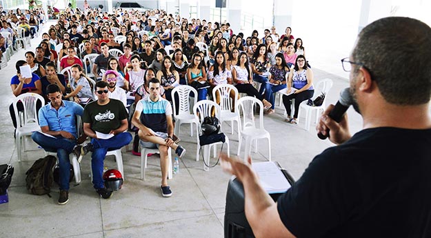 Mais de mil estudantes participaram da primeira aula do Cursinho Popular de Caruaru