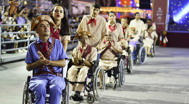 Quadrilha junina de cadeirantes se apresenta em Caruaru