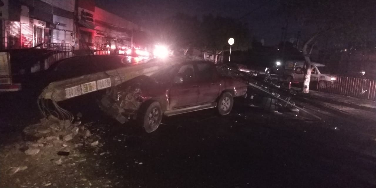 Veículo colide e derruba poste no centro de Caruaru nesta sexta (27)