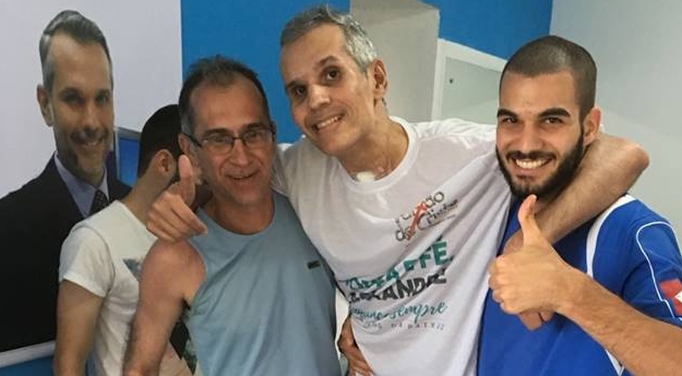 Vídeo mostra jornalista Alexandre Farias em recuperação; assista