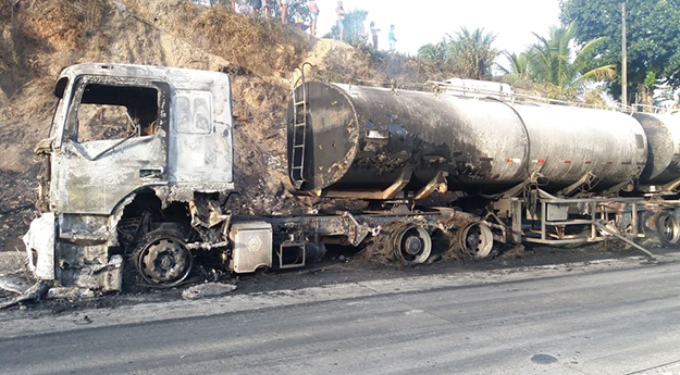 Caminhão-tanque pega fogo na BR-101 na Mata Sul pernambucana