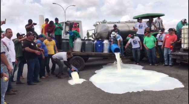 Produtores jogam litros de leite em rodovia como forma de protesto em Bom Conselho