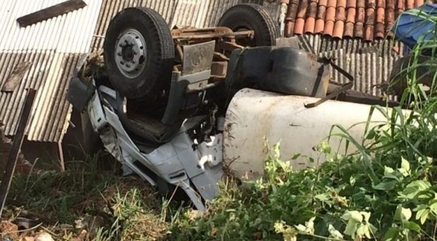 Caminhão-pipa sem motorista cai em ribanceira e atinge casa no Agreste