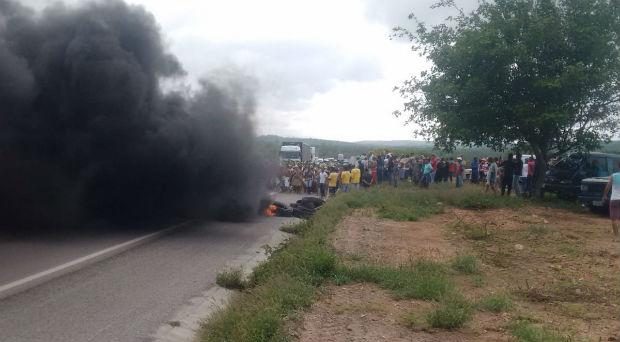 Grupo indígena realiza protesto na BR-232 em Pesqueira