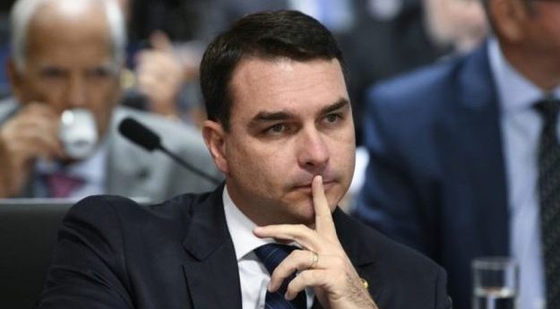 Flávio Bolsonaro é investigado por indícios de lavagem de dinheiro