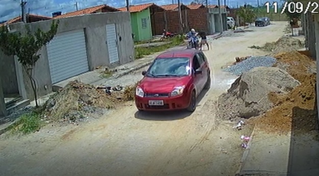 Mulher tem moto roubada enquanto estava com duas crianças em Caruaru