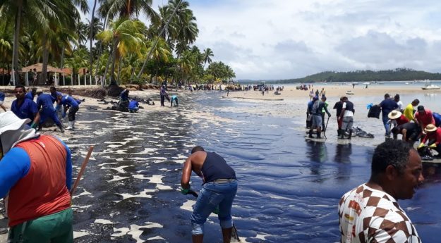 Manchas de óleo atingem praia de Tamandaré