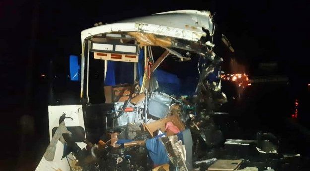 Ônibus e carreta colidem deixando 3 mortos e 27 feridos na BR-423