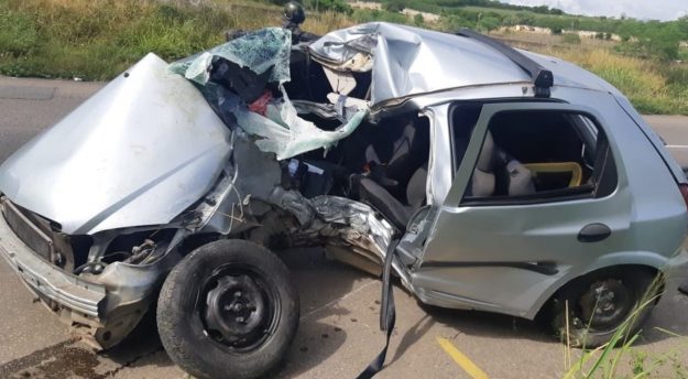 Homem morre após colidir carro em poste em Caruaru