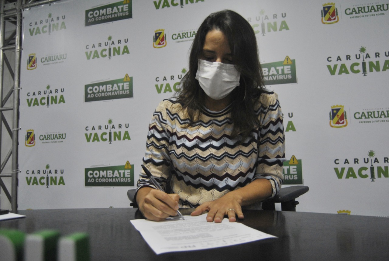 Raquel Lyra assina Manifestação de Interesse para compra de vacinas