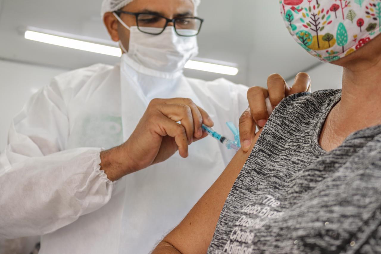 Governo de Pernambuco autoriza vacinação de pessoas a partir de 50 anos