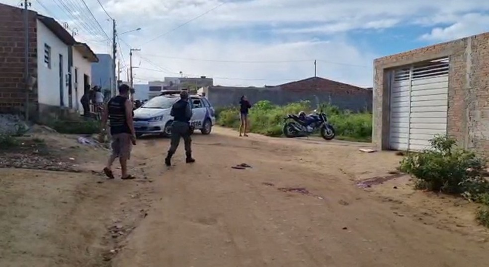 Homem é morto a tiros e pedradas no bairro José Carlos de Oliveira, em Caruaru
