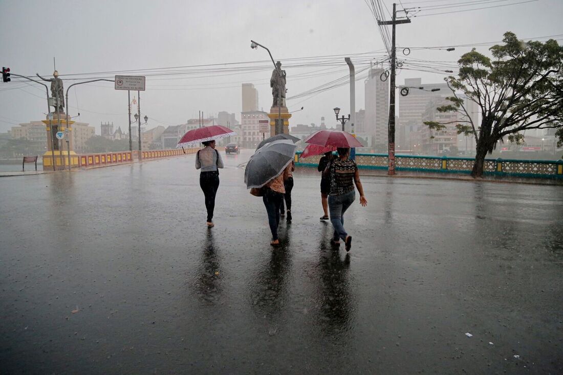 Recife volta a registrar chuvas fortes nesta sexta (03) e reacende alerta na população