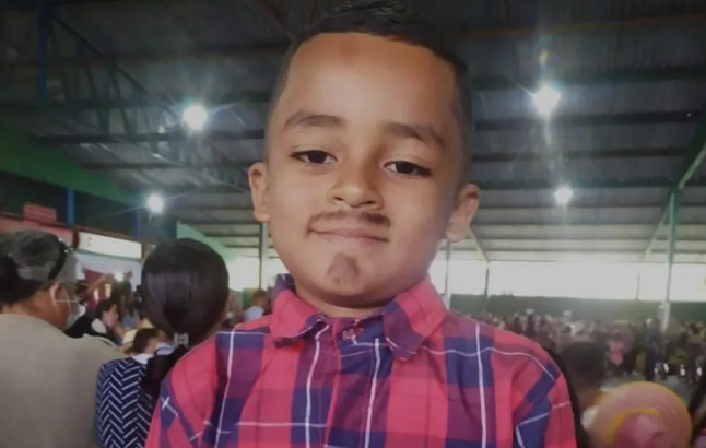 Menino de 8 anos morre após atropelamento com ônibus escolar em Lajedo